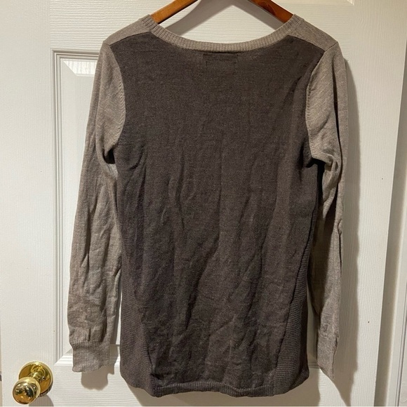 Vintage Tahari 100% merino wool sweater - Picture 2 of 4